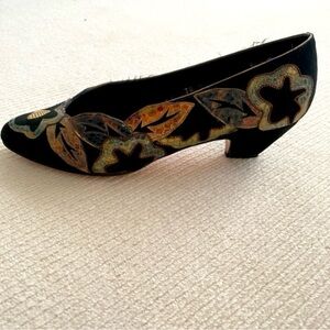 Gomez Rivas Black Pump Heel Shoes With Floral design size 7.5